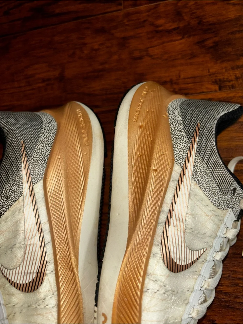 Nike Air Zoom Winflo 8 Premium Running Shoes Sail Metallic Copper Coin Sneakers